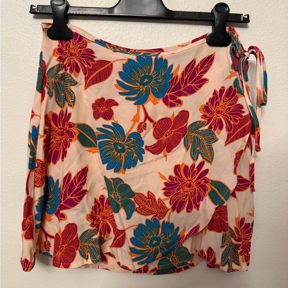3/$30‼️ NWT Floral Wrap Skirt - Large